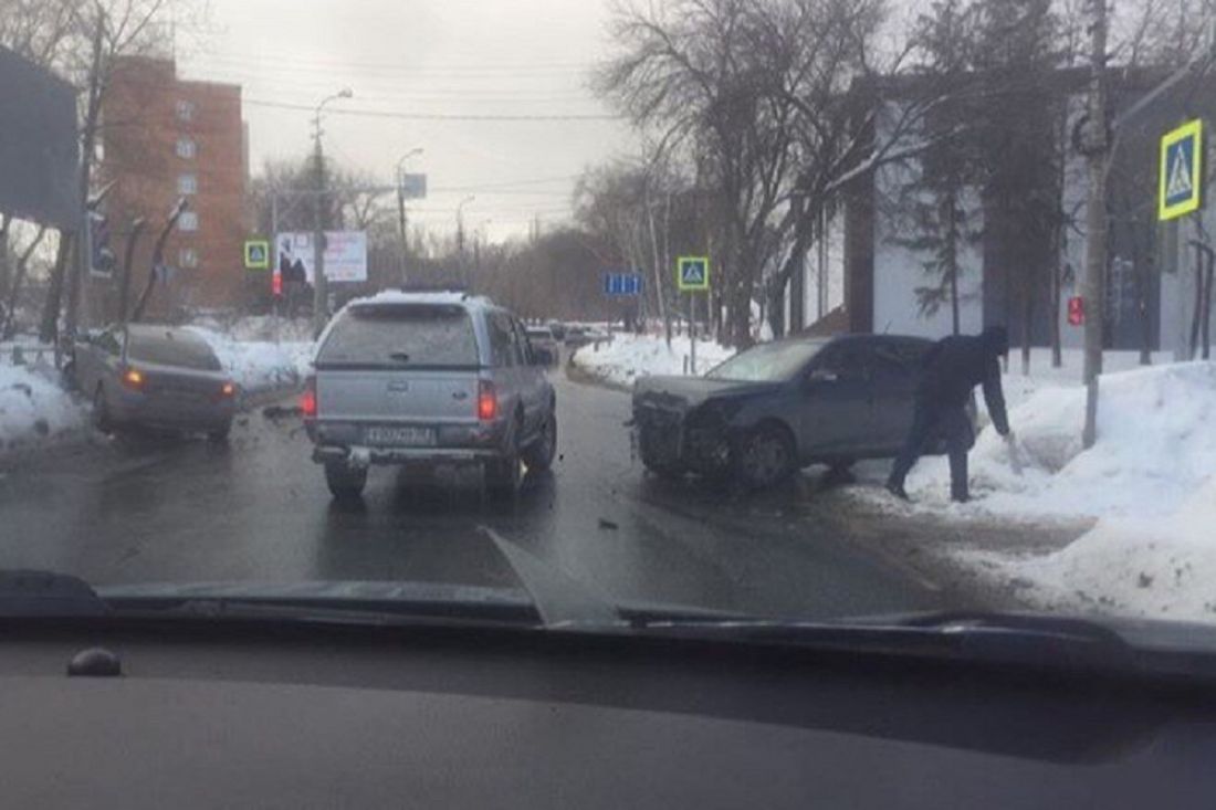 Появились фотографии с места жесткого ДТП в центре города