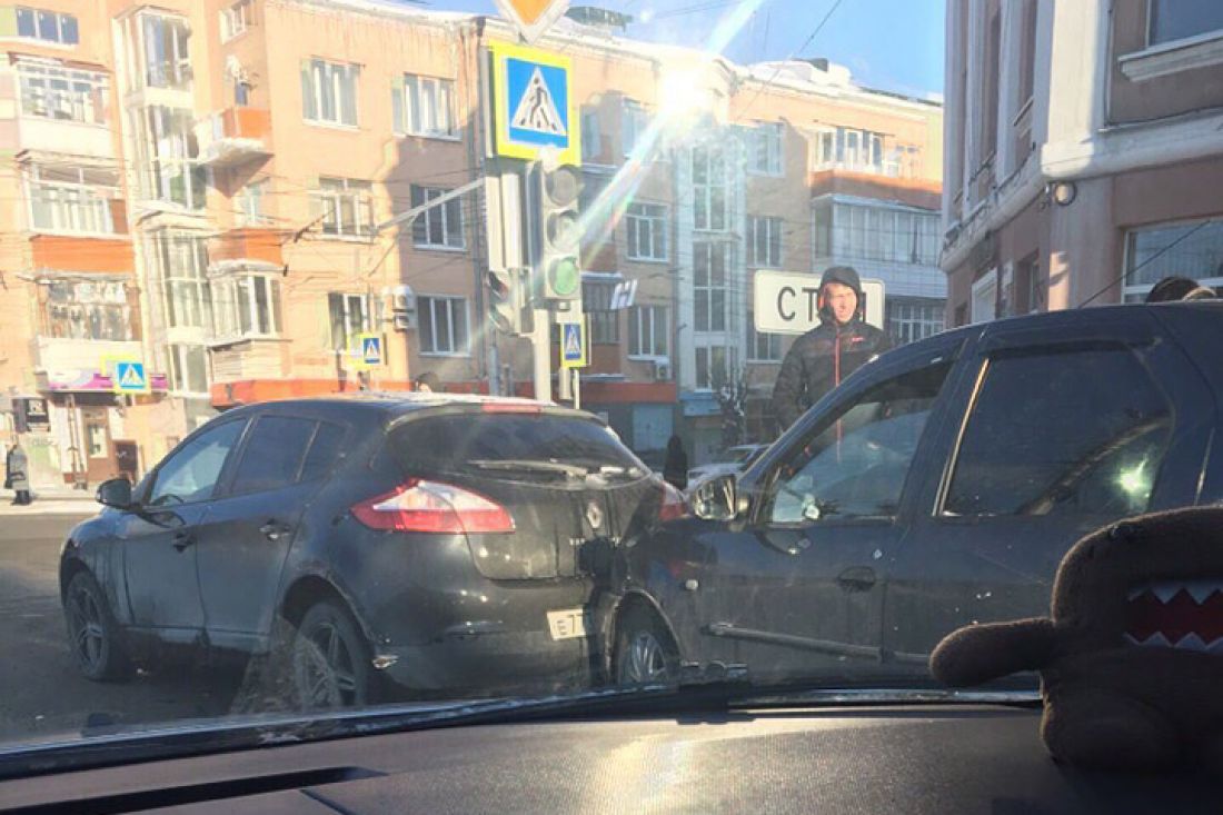 На перекрестке в центре Пензы легковушка впечаталась в иномарку