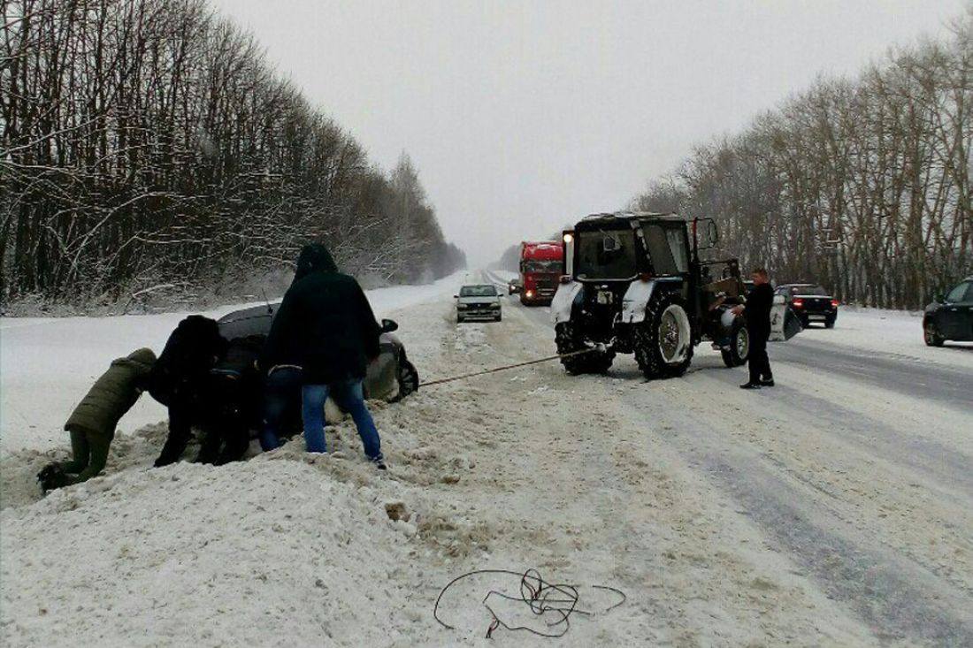 На пензенской дороге спасли автомобилистку с двумя детьми