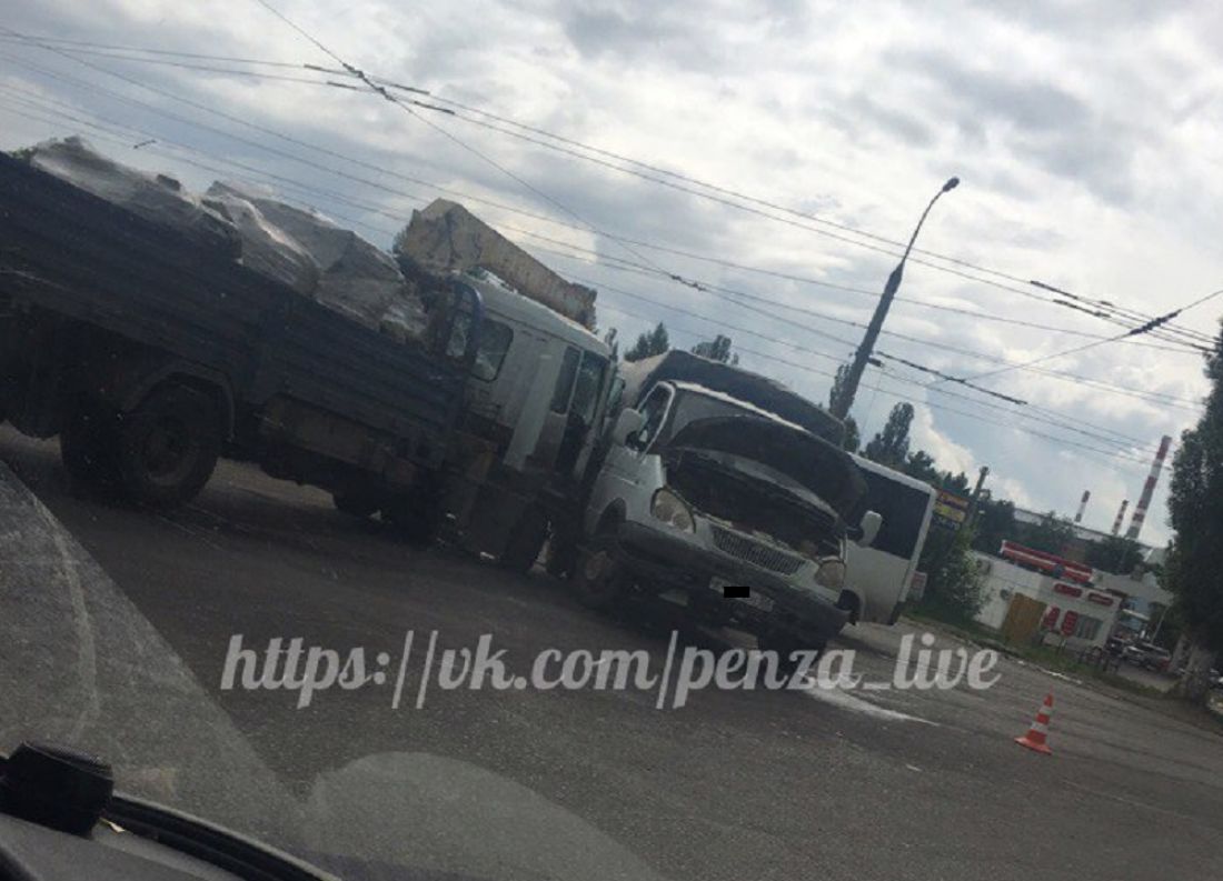 В Пензе в ДТП с грузовиком пострадало несколько легковушек