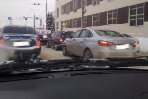 Утренняя авария в пензенской Терновке спровоцировала серьезную пробку