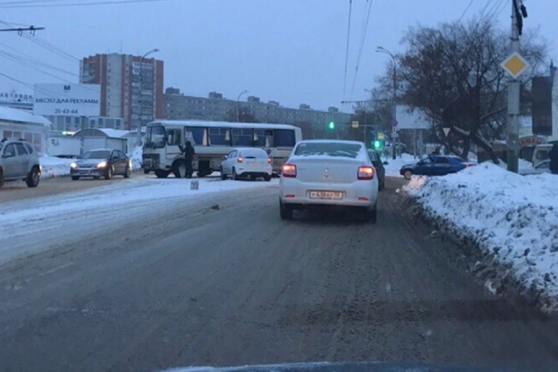Утреннее ДТП с автобусом заблокировало улицу Луначарского в Пензе