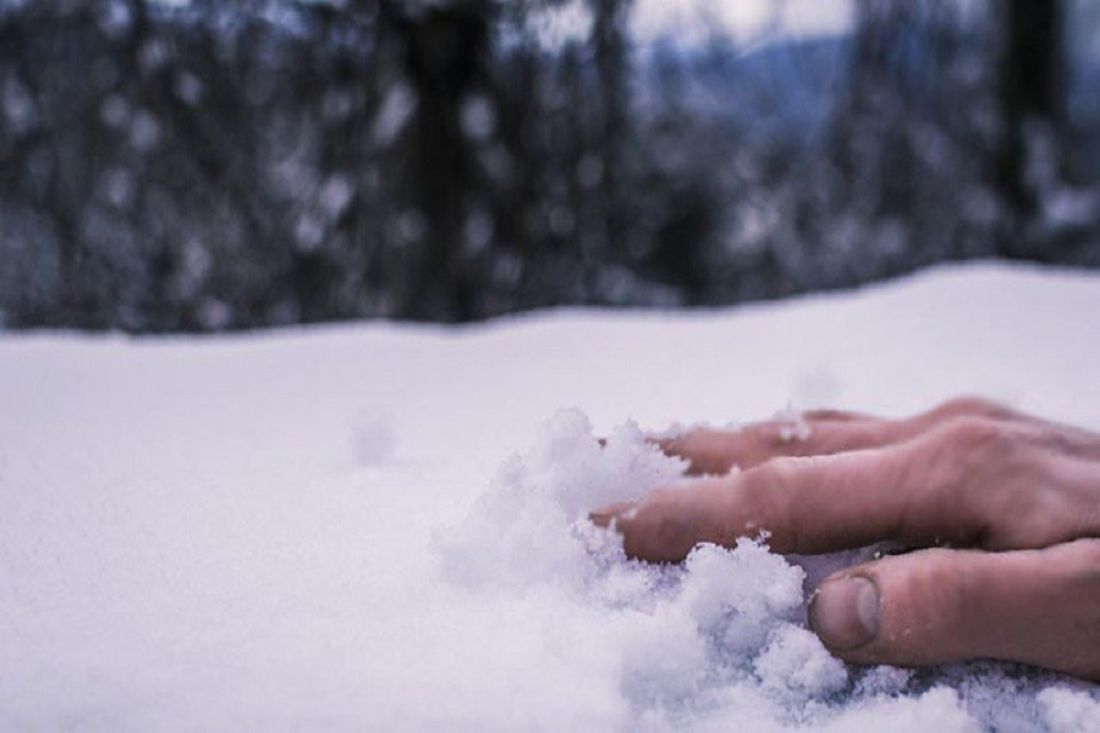 Снег на ладони. Замерзающие руки. Ледяные руки. Руки зимой. Замерзающие руки.