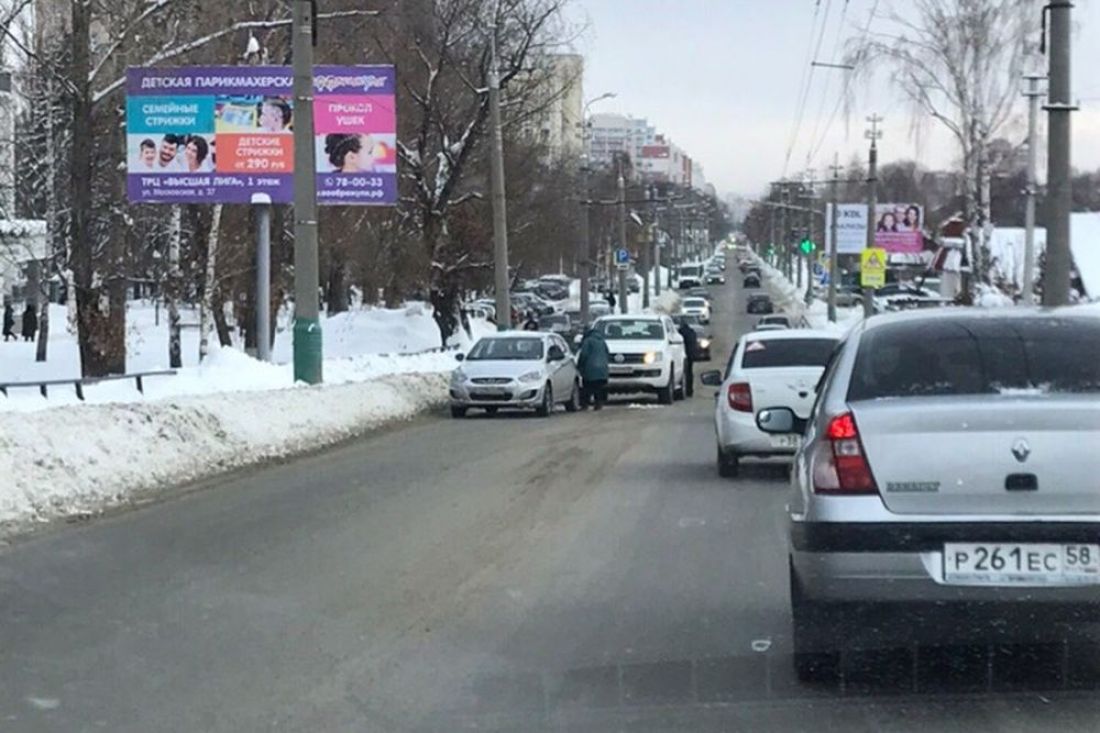 На улице Пушкина в Пензе авария заблокировала одну из полос движения