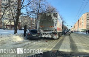 Пензенский водитель чудом спасся после залета под грузовик