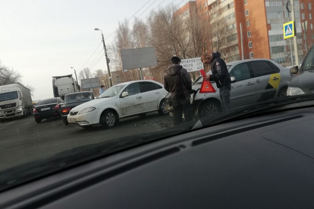 В Пензе машину «Яндекс. Такси» раскурочило после столкновения с другой легковушкой