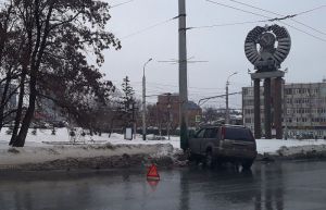 В центре Пензы внедорожник жестко врезался в бетонный столб