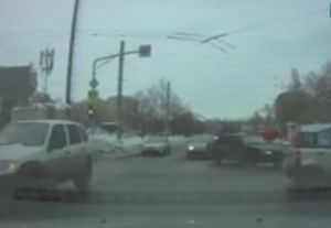 На видео попал момент ДТП в пензенском микрорайоне Арбеково