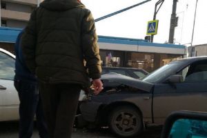 «Скорая уехала с пострадавшим». В центре Пензы лоб в лоб столкнулись легковушки