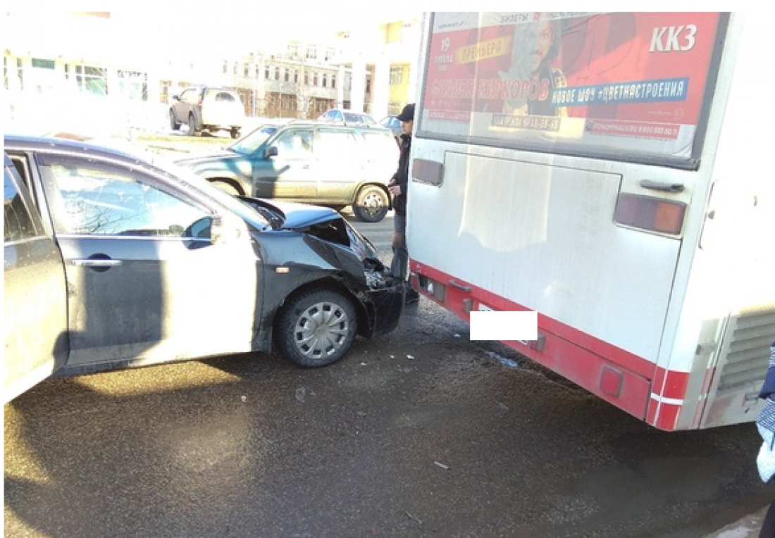 В Пензе иномарка осталась без капота, заехав под автобус
