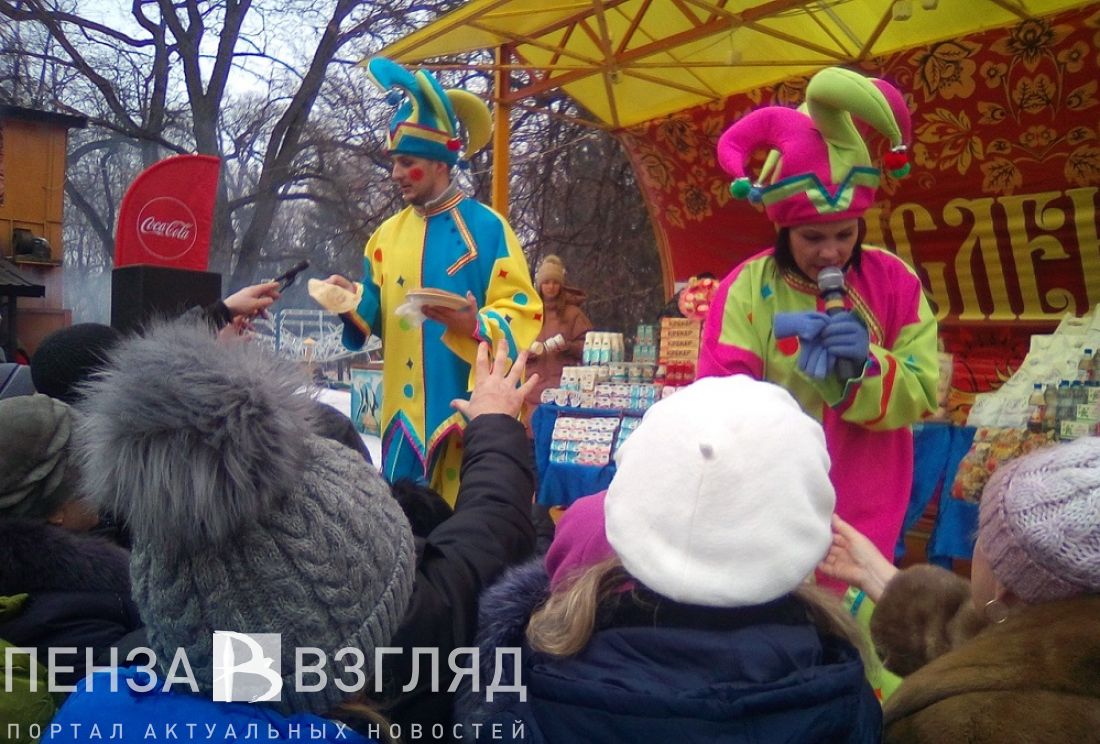 Покорение столба, ярмарка и богатырские игры: в парке Белинского отмечают  Масленицу