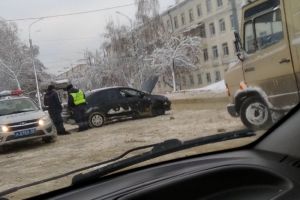 На улице Ленина в Пензе иномарку развернуло поперек дороги