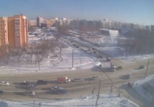 На видео попал момент, как легковушка врезается в грузовик в Пензе