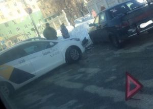 В центре Пензы машина «Яндекс.Такси» протаранила легковушку