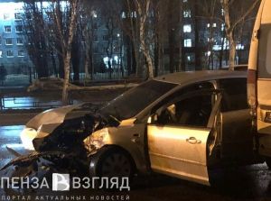 Появились фото и видео с места жесткого столкновения иномарки и маршрутки в Пензе