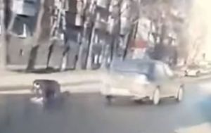 В Пензе иномарка сбивает женщину на пешеходном переходе. Видео