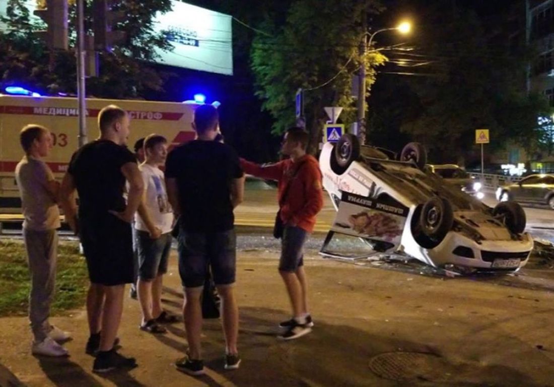 В центре Пензы перевернулся автомобиль доставки шашлыка