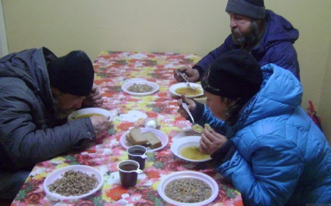 Помощь бездомным пензы. Столовая для бездомных. Столовая для бомжей. Обеды для бездомных. Общественные столовые для бездомных.