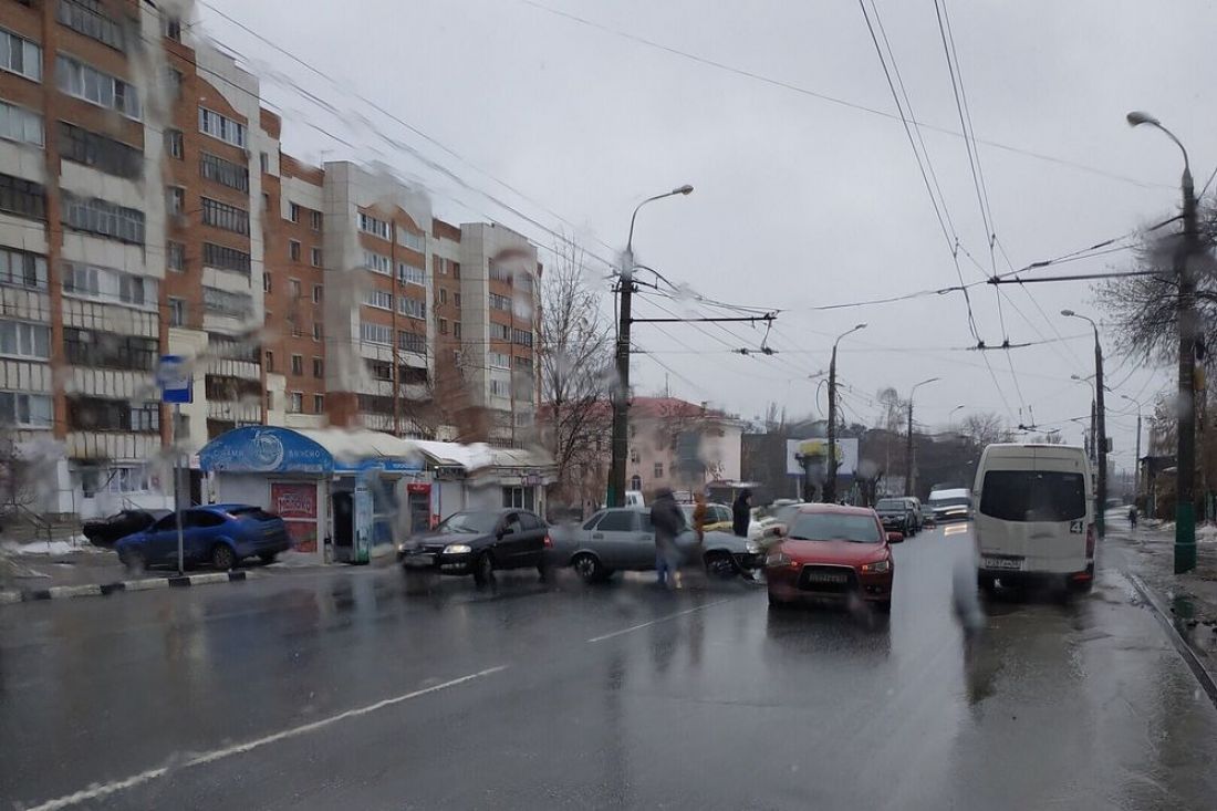 На улице Калинина в Пензе два легковых автомобиля попали в аварию