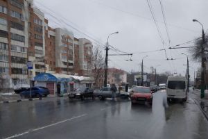 На улице Калинина в Пензе два легковых автомобиля попали в аварию