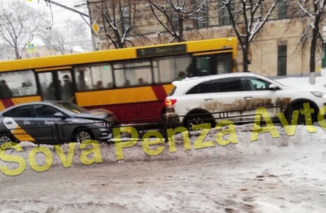 Такси попало в ДТП на центральной улице Пензы