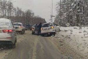 В Пензе на улице Окружной иномарка влетела в сугроб