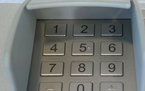 Мать пяти несовершеннолетних детей украла из банкомата в Пензенской области 15 тысяч рублей