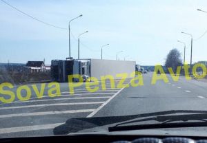 На федеральной трассе в Пензенской области фура свалилась на бок. Фото