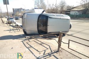 В Пензе на Окружной автомобиль завалился на бок