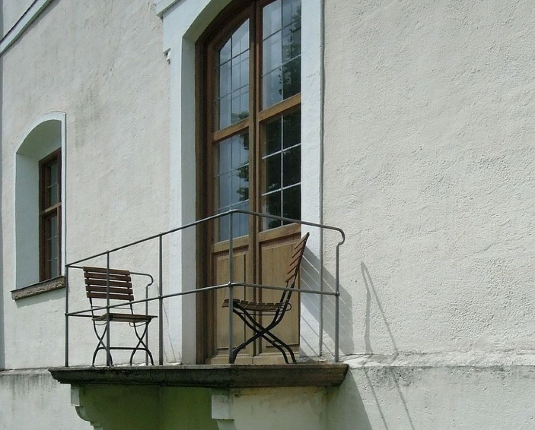 Зрелая женщина отдыхает на балконе