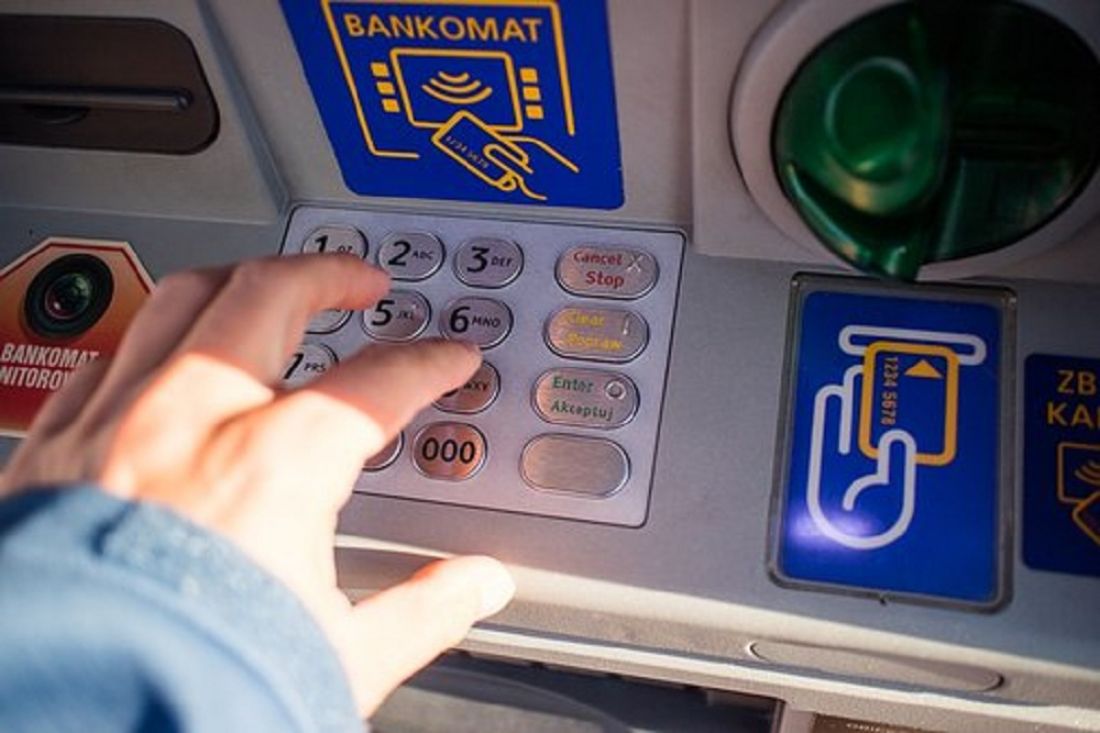 Судимый мужчина украл из банкомата деньги пензячки