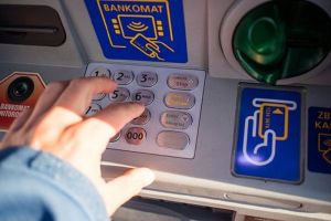 Судимый мужчина украл из банкомата деньги пензячки