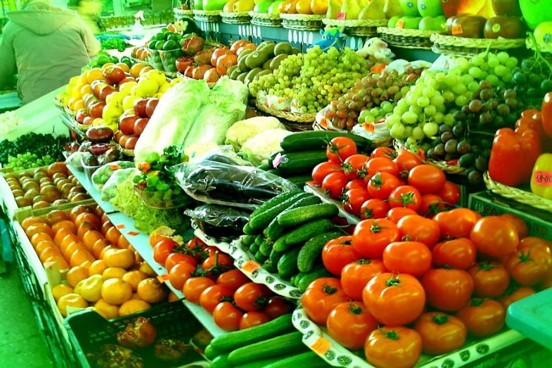 Рынок свежих овощей. Овощи и фрукты на рынке. Ярмарка овощей. Овощи на рынке. Плодово-овощная продукция.