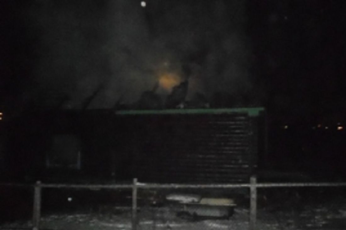 Вечером огонь охватил крышу дома в поселке Башмаково