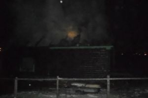 Вечером огонь охватил крышу дома в поселке Башмаково