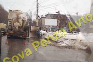 У пензенского автовокзала грузовик опрокинулся набок. Фото