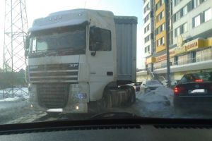 «Будет автоколлапс». Фура буксует на Лозицкой в Пензе