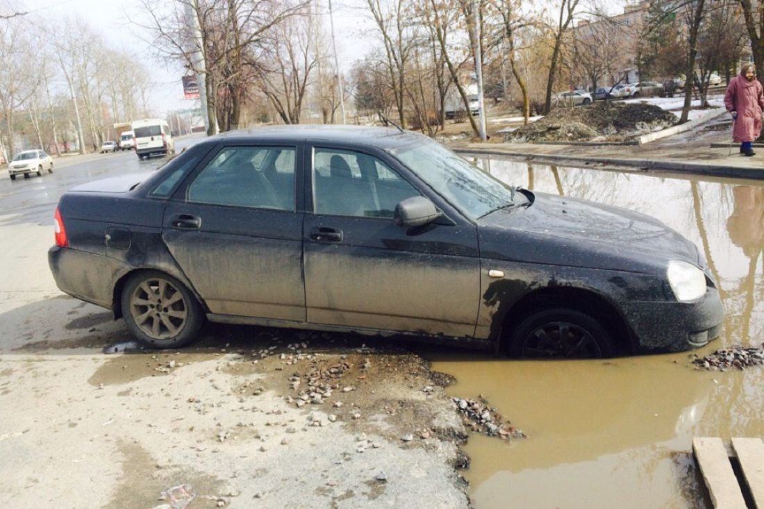 А вы зачем в лужу сели?». В Пензе «Priora» провалилась в дорожную яму