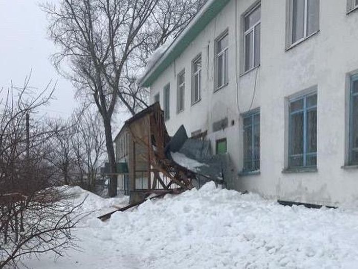 Подслушано в сосновоборске пензенской. Завод в Снежном разрушен. Крыльцо почта России. Разрушенный поселок. Здание Трассовик 4 Эл с козырьком разваленное.