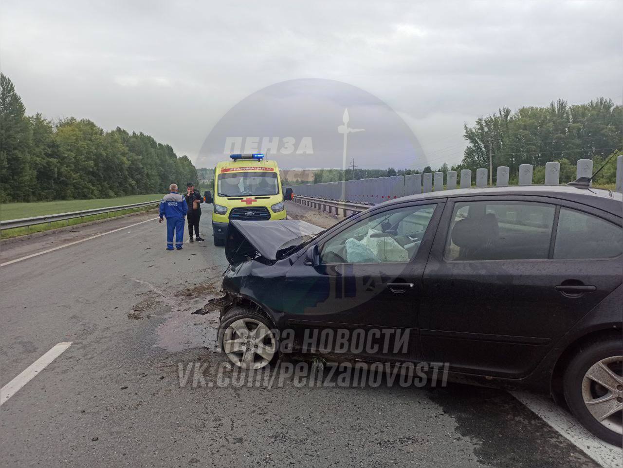 На пензенской трассе иномарка врезалась в отбойник