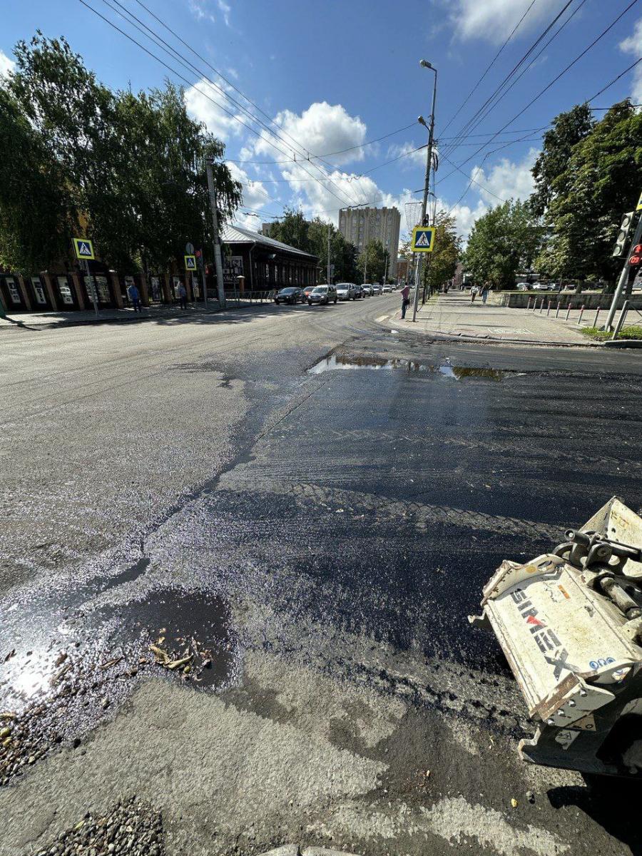 Пензенец удивился, что битум для укладки асфальта льют прямо в лужи