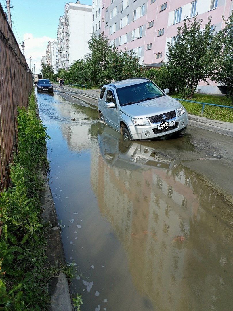 В Пензе на улице Терновского машины проваливаются в глубокую яму